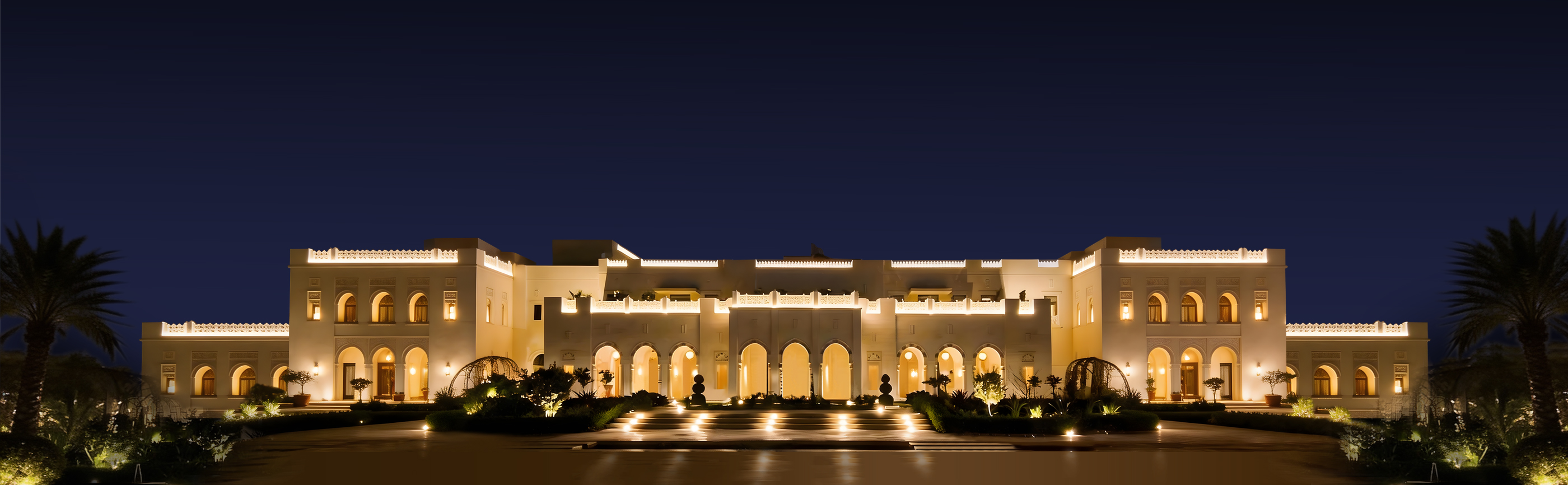 facade lighting solutions for commercial building exterior with static illumination