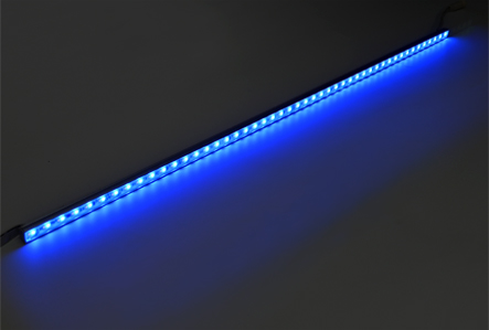 LED linear light for uniform bridge illumination